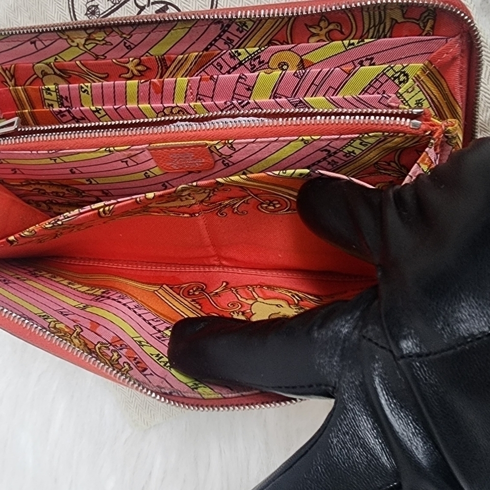 Hermès Leather Wallet – A Timeless Luxury with Character - Picture 7 of 12